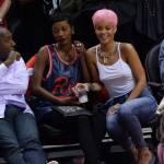 Rihanna, parrucca rosa shocking e canottiera senza reggiseno (foto)