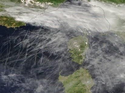 Smart clouds spacciate per cirri: un esempio di disinformazione abbinata ad ignoranza