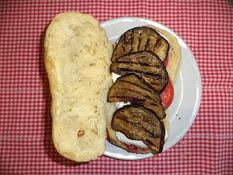 Ciabatta con caprese e melanzane arrostite