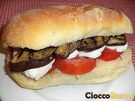 Ciabatta con caprese e melanzane arrostite