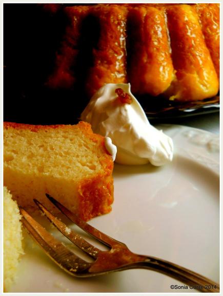 Babà al Tè Matcha, gelatina bruna di albicocche, crema alla vaniglia e uvetta.