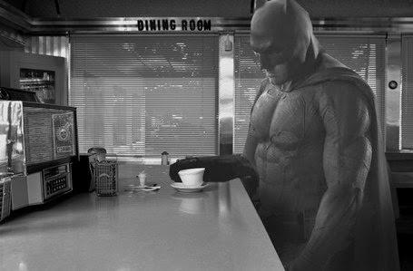 QUEL BATMAN TRISTE DI BEN AFFLECK CHE IL WEB HA GIÀ SEPPELLITO CON UNA RISATA