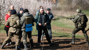 Una foto dello scorso aprile, quando i soldati ucraini si scontravano con alcuni manifestanti pro-Russia nel campo di Kramatorsk (newsweek.com)