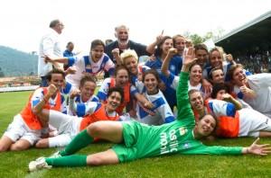 Le ragazze del Brescia festeggiano la vittoria del campionato - Fonte: Acf Brescia Calcio Femminile (pagina facebook)