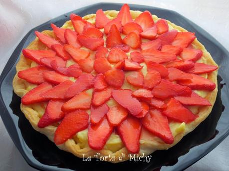 Crostata sfogliata con crema al limone e fragole