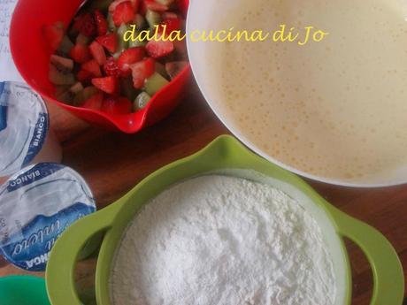 Torta in padella con fragole e kiwi