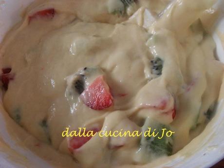 Torta in padella con fragole e kiwi