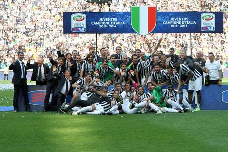 Juventus, festa scudetto in campo con invasione degli ultrà