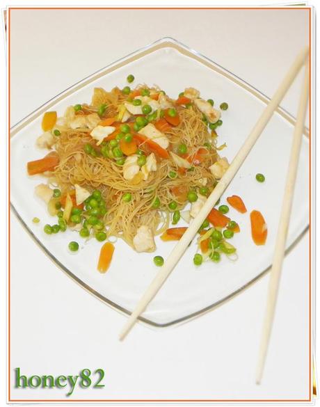 SPAGHETTI DI RISO CON POLLO E VERDURE