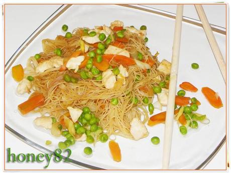 SPAGHETTI DI RISO CON POLLO E VERDURE