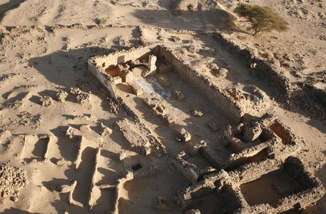 Latrine e vecchi graffiti nel Sudan