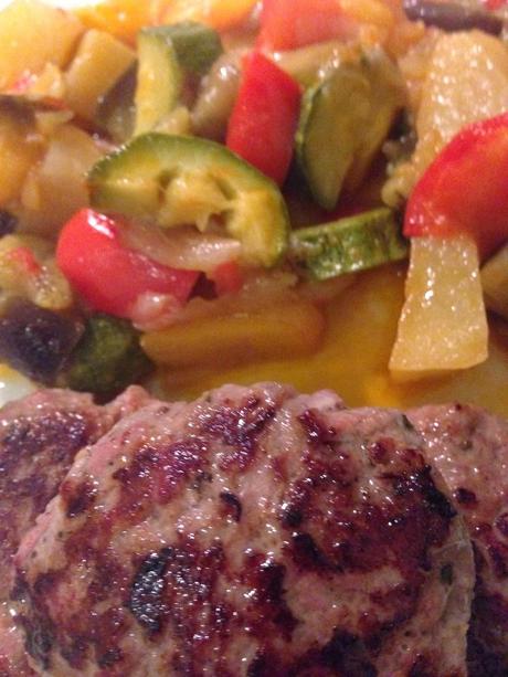 MINI HAMBURGERS AROMATIZZATI CON CONTORNO DI RATATOUILLE