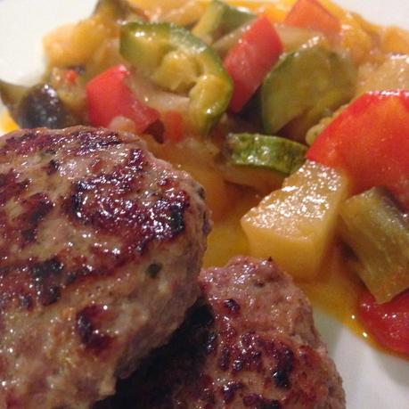 MINI HAMBURGERS AROMATIZZATI CON CONTORNO DI RATATOUILLE