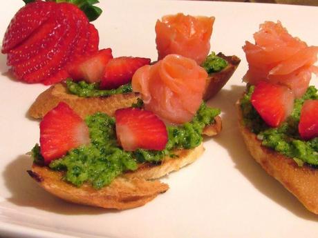 IL SILENZIO DELLO STUPORE - CROSTINI PRIMAVERA CON FRAGOLE, SALMONE E PESTO DI RUCOLA AL PROFUMO DI CEDRO