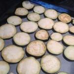 Affettare le melanzane, riporle in una teglia coperta con carta forno e cuocerle in forno preriscaldato a 180 gradi.