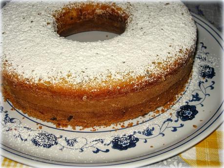 La ricetta della ciambella margherita, arricchita con scaglie di cioccolato, è un dolce soffice e perfetto per la prima colazione.