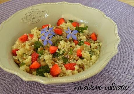 Quinoa con lenticchie, fragole e borragine