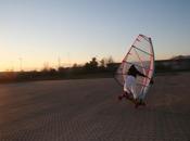 Video. Napoli windsurf cavalca l’onda dell’asfalto