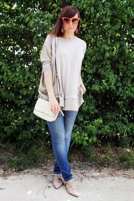 Outfit: maglia oversize beige e ballerine con strass