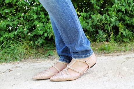 Outfit: maglia oversize beige e ballerine con strass