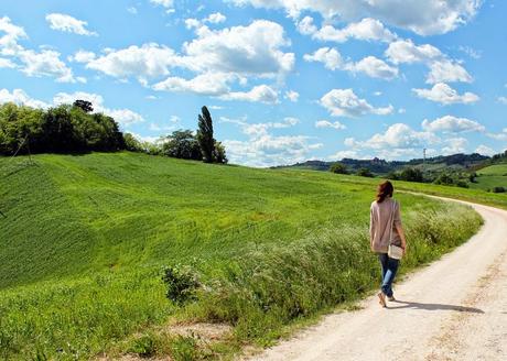 Outfit: maglia oversize beige e ballerine con strass