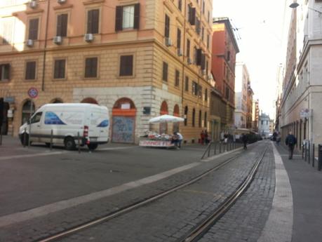 Via Amendola e Via Gioberti. Ecco come hanno ridotto i nuovi e bei marciapiedi attorno alla Stazione Termini. Come Alemanno, peggio di Alemanno (la situazione peggiora)