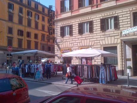 Via Amendola e Via Gioberti. Ecco come hanno ridotto i nuovi e bei marciapiedi attorno alla Stazione Termini. Come Alemanno, peggio di Alemanno (la situazione peggiora)