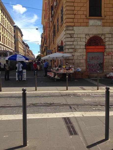 Via Amendola e Via Gioberti. Ecco come hanno ridotto i nuovi e bei marciapiedi attorno alla Stazione Termini. Come Alemanno, peggio di Alemanno (la situazione peggiora)