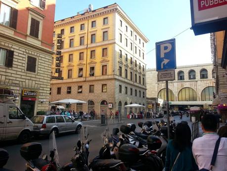 Via Amendola e Via Gioberti. Ecco come hanno ridotto i nuovi e bei marciapiedi attorno alla Stazione Termini. Come Alemanno, peggio di Alemanno (la situazione peggiora)
