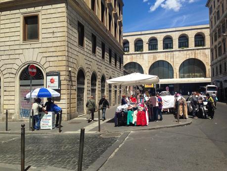 Via Amendola e Via Gioberti. Ecco come hanno ridotto i nuovi e bei marciapiedi attorno alla Stazione Termini. Come Alemanno, peggio di Alemanno (la situazione peggiora)