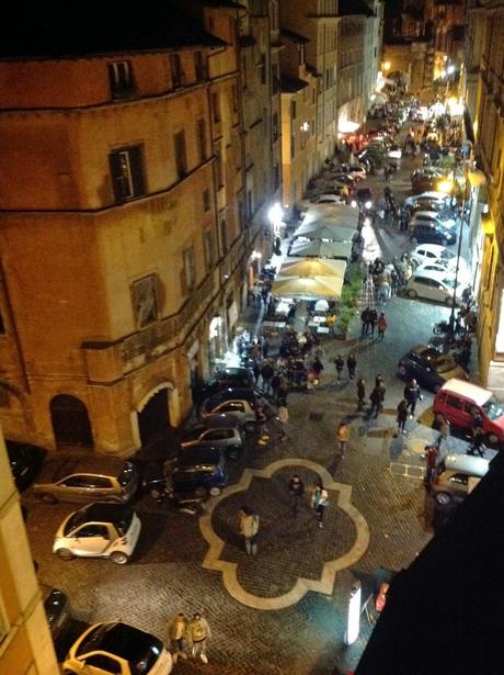 Questa è l'isola pedonale di Via del Portico D'Ottavia. Al Ghetto l'olocausto della dignità, del senso civico, della decenza