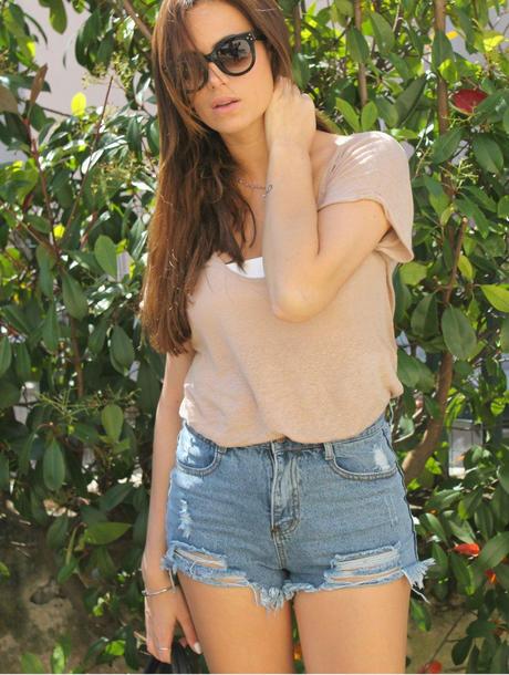 barbara valentina grimaldi fashion blogger_lovehandmade fashion blog_ripped denim shorts high waisted_spiked bangle persunmall_white top beige shirt zara_she loves you spektre sunglasses_big black diva shades_bershka maxibag_voile blache sneakers airy mesh_michal golan neclace collana mano fatima