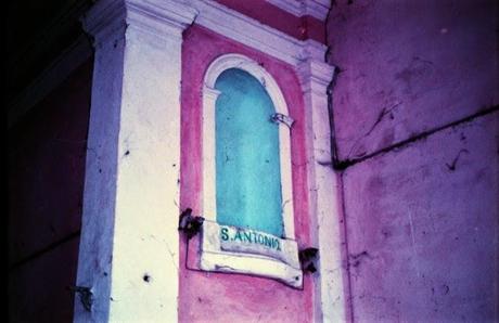 Lomochrome Purple all'interno della mia chiesetta abbandonata preferita