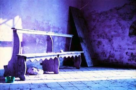 Lomochrome Purple all'interno della mia chiesetta abbandonata preferita