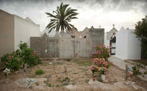 Alcune tombe anonime di migranti africani nel cimitero di Lampedusa (matteodelbo.blogspot.com)