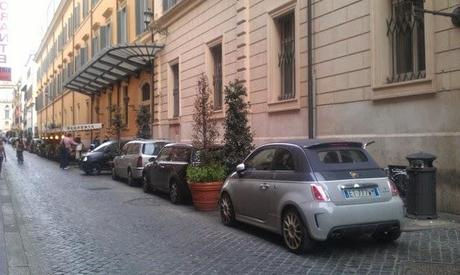 Il Tridente Mediceo in mille foto. Forse l'autorimessa abusiva a cielo aperto più bella del mondo? A voi i commenti