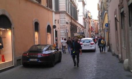 Il Tridente Mediceo in mille foto. Forse l'autorimessa abusiva a cielo aperto più bella del mondo? A voi i commenti