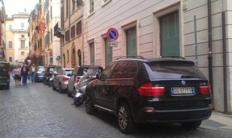 Il Tridente Mediceo in mille foto. Forse l'autorimessa abusiva a cielo aperto più bella del mondo? A voi i commenti