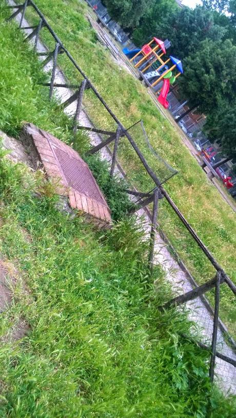 La situazione imbarazzante di tutte le aree verdi della città senza che l'assessore Estella Marino se ne pre-occupi. Ecco i giardini di Viale Carlo Felice