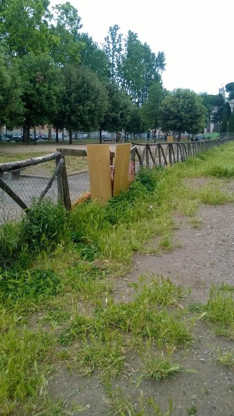 La situazione imbarazzante di tutte le aree verdi della città senza che l'assessore Estella Marino se ne pre-occupi. Ecco i giardini di Viale Carlo Felice