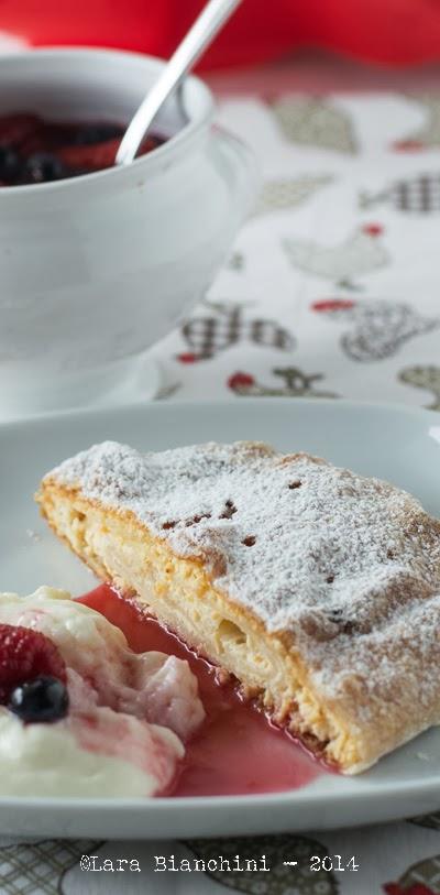 Topfenstrudel con crema di latte e salsa ai frutti rossi, il contrasto mi faceva impazzire...