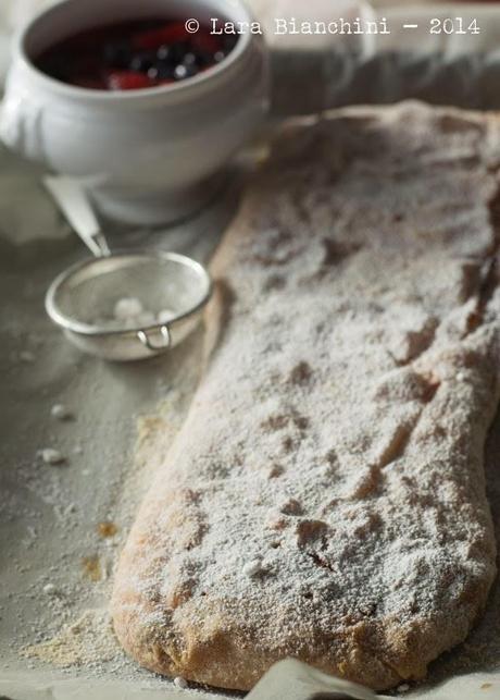 Topfenstrudel con crema di latte e salsa ai frutti rossi, il contrasto mi faceva impazzire...