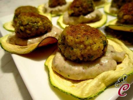 Polpettine di miglio alla rucola su crema di crescenza e sfoglia di zucchina: una su tutte, insolita