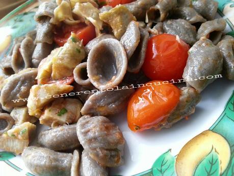 Orecchiette di grano arso con carciofini e pomodorini.