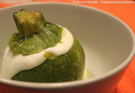 Zucchine ripiene di uova e crescenza - gusto di stagione