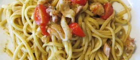 linguine con pesto rustico, gamberi e calamari