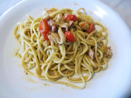 linguine con pesto rustico, gamberi e calamari