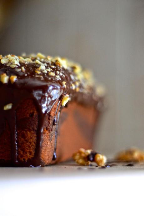 Plumcake marmorizzato con yogurt greco, glassato al cioccolato