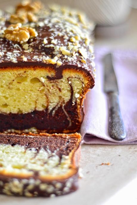 Plumcake marmorizzato con yogurt greco, glassato al cioccolato