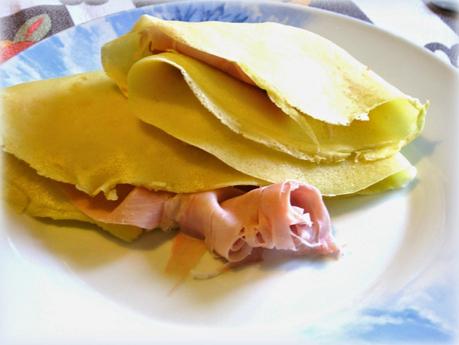 La ricetta delle Crepes con Prosciutto e Stracchino è perfetta per un pranzo veloce ma pieno di energia.